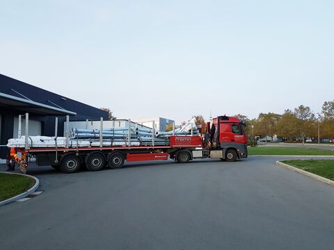 Beladener Pfeiffer-LKW verlässt das Werk zur Auslieferung