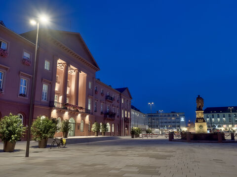 Lichtmaste auf dem neu gestalteten Marktplatz in Karlsruhe