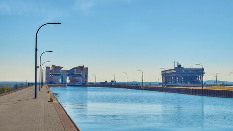 Reihe von Lichtmasten am Kanal des Schiffshebewerks Niederfinow