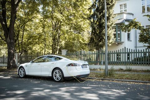 Lichtmast mit integriertem Ladepunkt für Elektroautos in Berlin