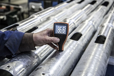 Kontrolle der Zinkschicht nach der Feuerverzinkung